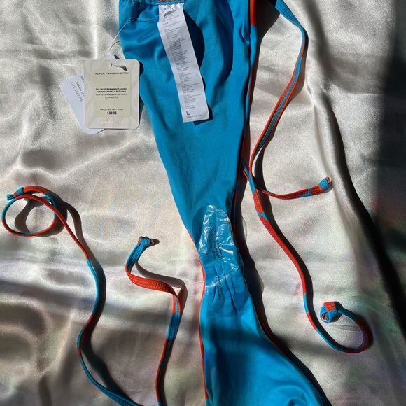 Bikini - Picture 7 of 11